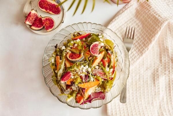 Prato de salada com verduras e frutas variadas, ótima para uma alimentação saudável