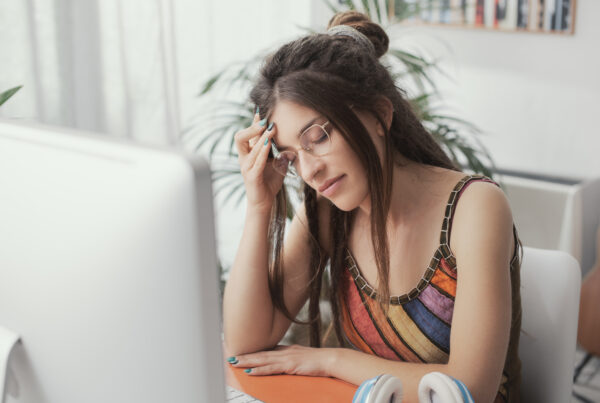 Mulher jovem que não dormiu bem, uma das causas mais comuns do cansaço excessivo