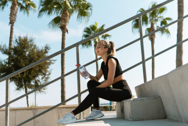 Mulher tentando saber como perder peso sem fazer exercícios