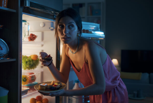 Mulher preocupada por causa de sua fome noturna