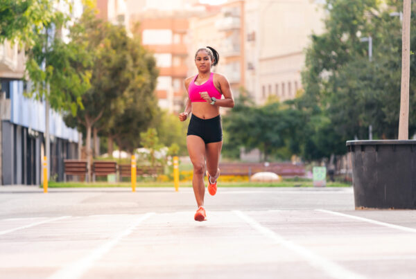 Mulher fazendo caminhada, um dos melhores exercícios para emagrecer